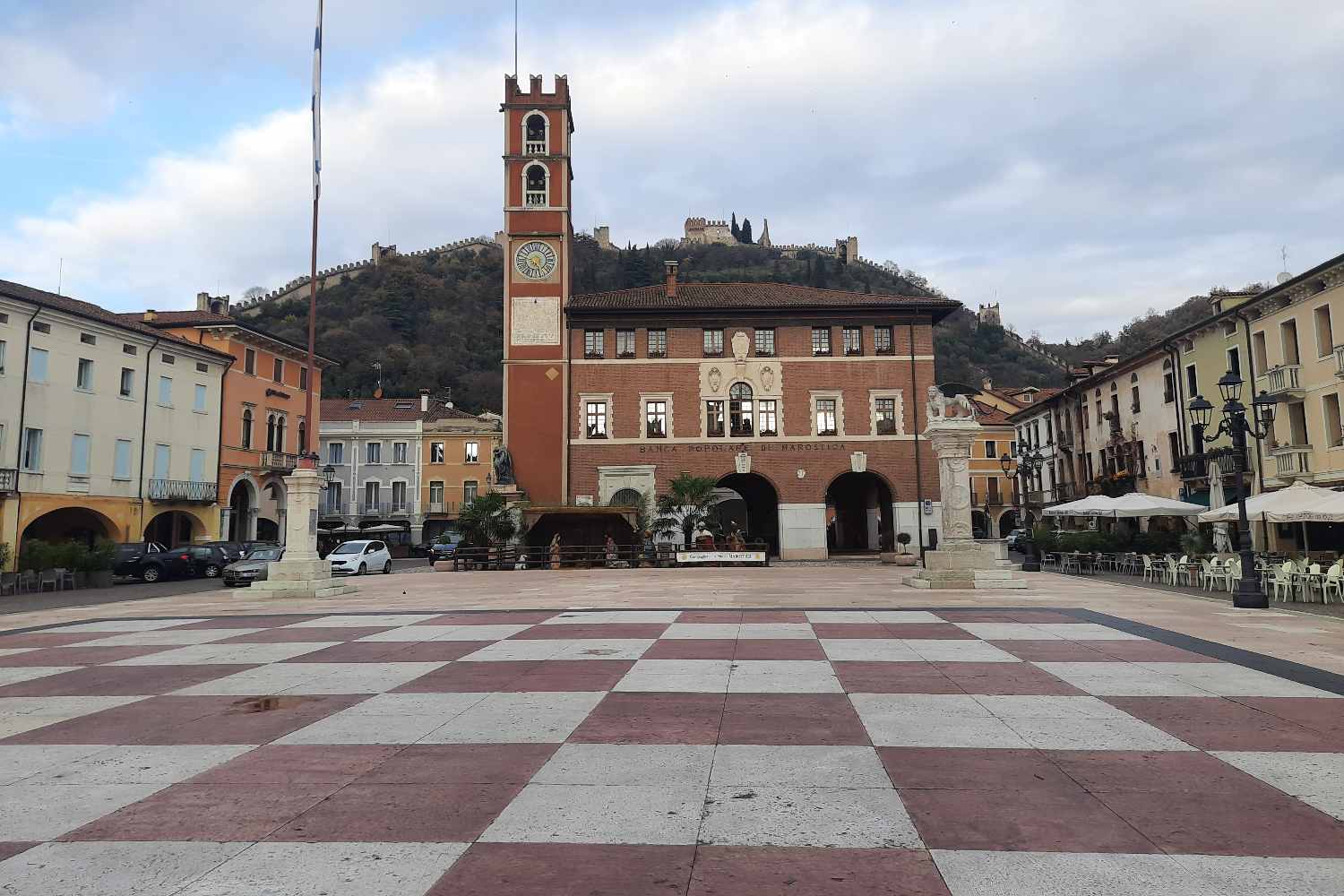 Cosa vedere a Marostica, la città degli scacchi, in un giorno: dalla piazza con la scacchiera gigante ai castelli medievali, tra mura panoramiche e la storica partita vivente nel cuore del borgo veneto
