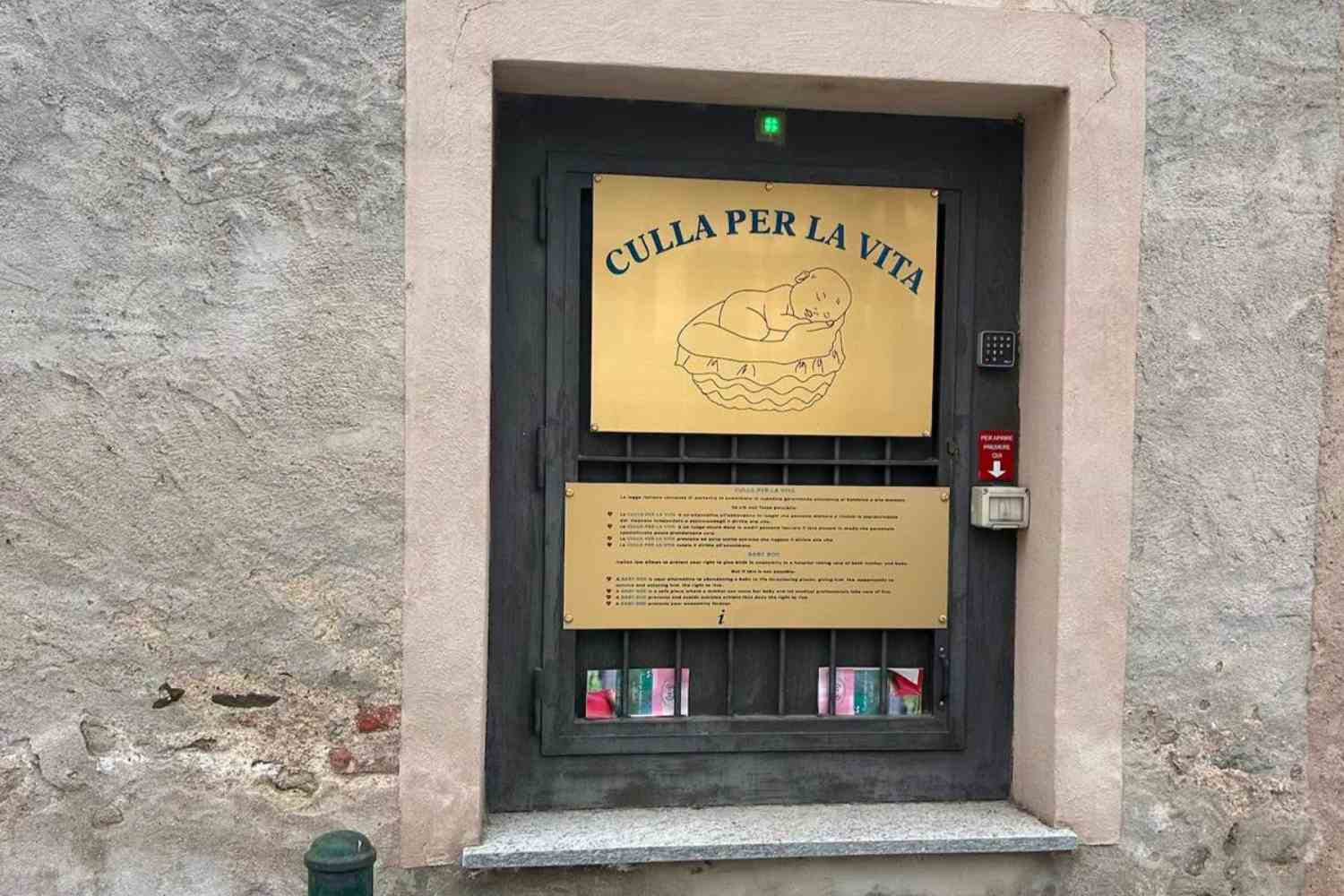 Neonato culla per la vita