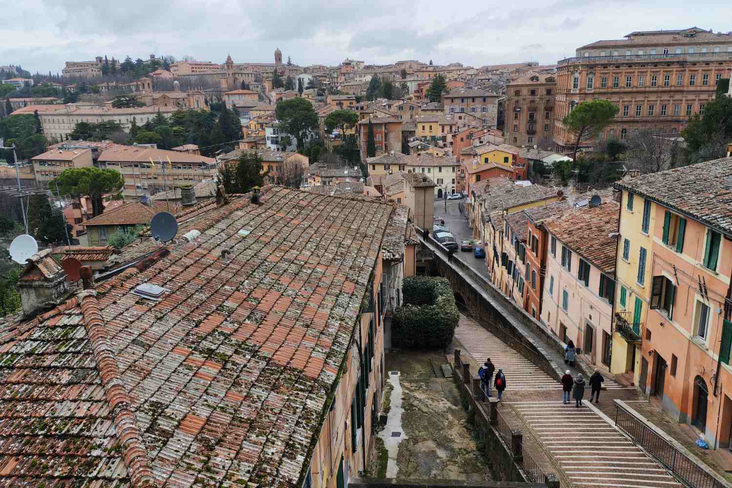 Scopri Perugia, la città del cioccolato, in un giorno: il centro storico medievale e gli acquedotti panoramici in un viaggio tra storia e bellezze a cielo aperto   