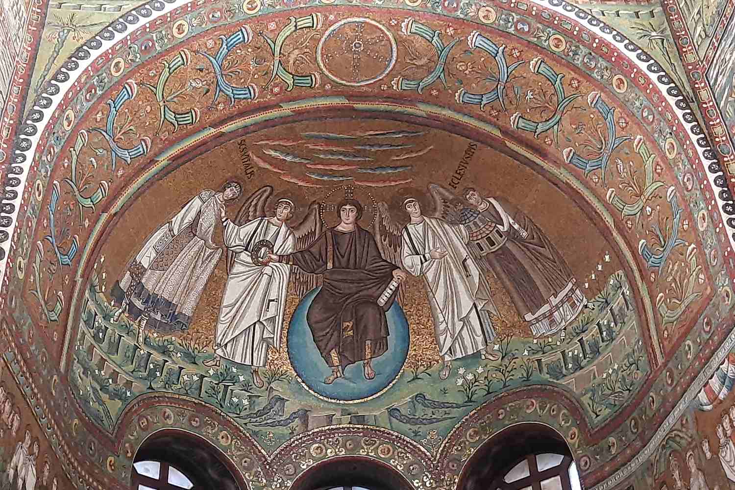 Dalla Basilica di San Vitale alla Tomba di Dante, passando per mosaici unici e cripte sommerse: il racconto di una giornata magica a Ravenna. Cosa vedere in una delle città più affascinanti d’Italia