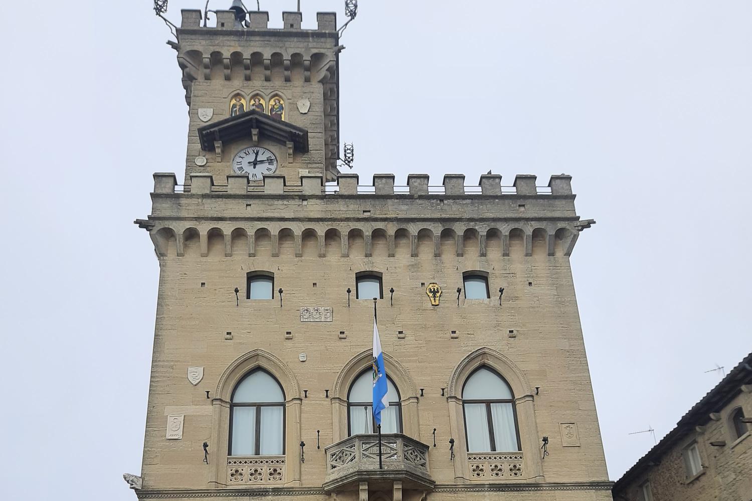 Cosa vedere a San Marino: dalle Tre Torri del Monte Titano ai musei, passando per panorami sull’Adriatico e centro storico patrimonio UNESCO. L’arrivo sul Monte Titano dà la sensazione di entrare in un altro tempo