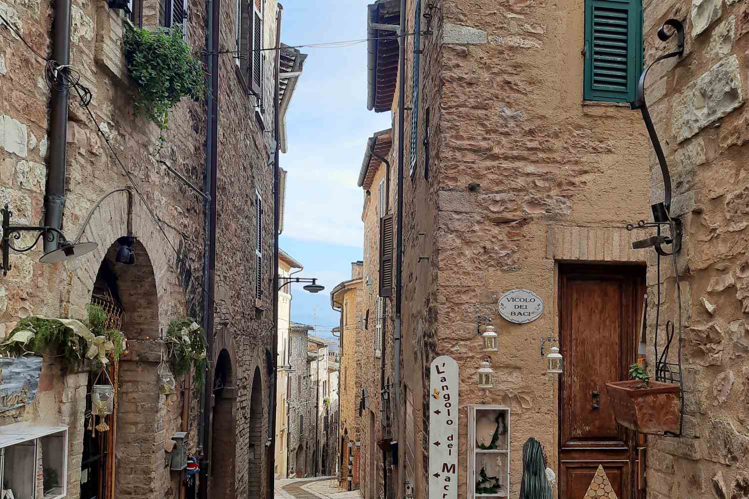 Nel cuore dell’Umbria ho scoperto Spello, il paese dell’Infiorata che trasforma il borgo umbro in un tappeto di fiori: un intreccio di arte, silenzi e balconi fioriti ai piedi del Monte Subasio