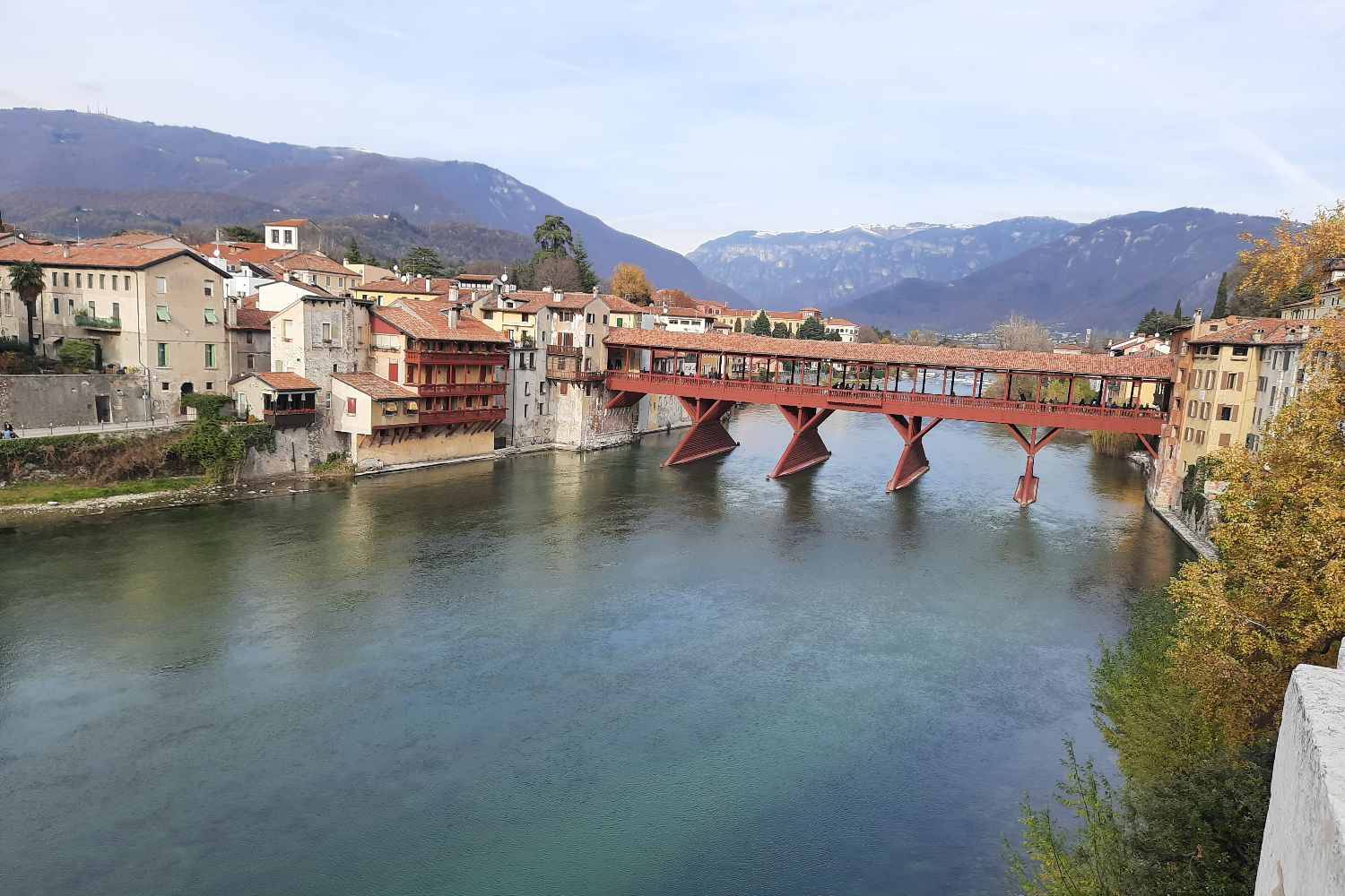 Un viaggio emozionante a Bassano del Grappa: dal leggendario Ponte di Palladio ai segreti delle distillerie storiche: cosa vedere in un giorno