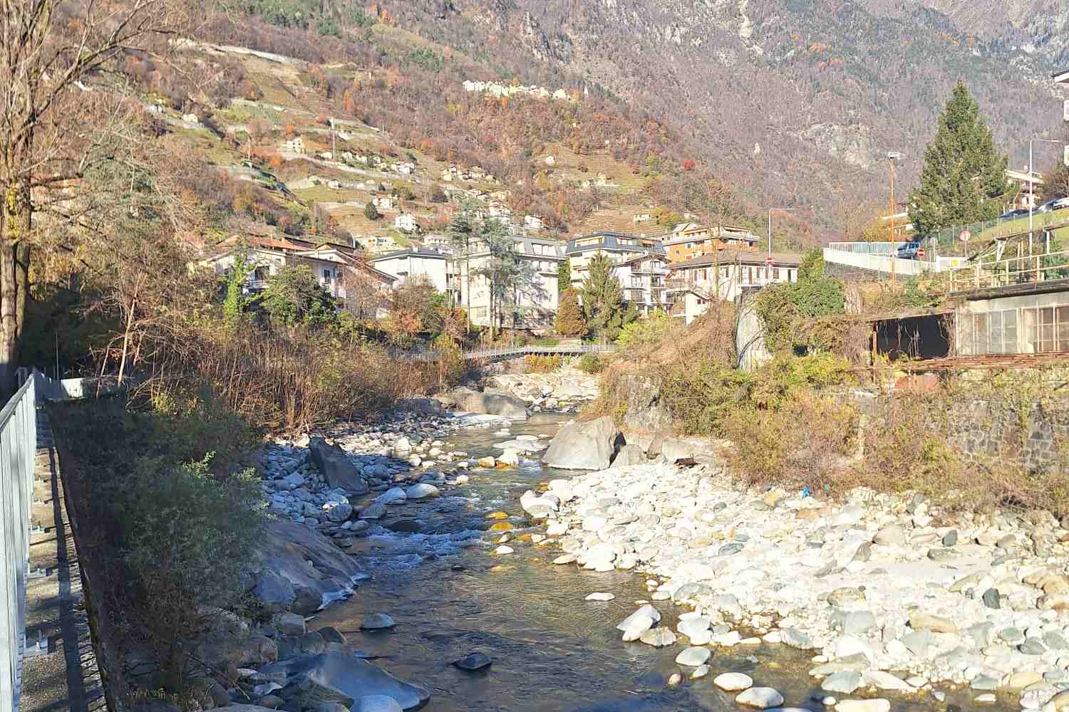 Chiavenna sorprende con il suo centro storico, il fiume Mera che scorre e che regala scorci magnifici, i crotti e i tesori medievali nel cuore della Valchiavenna