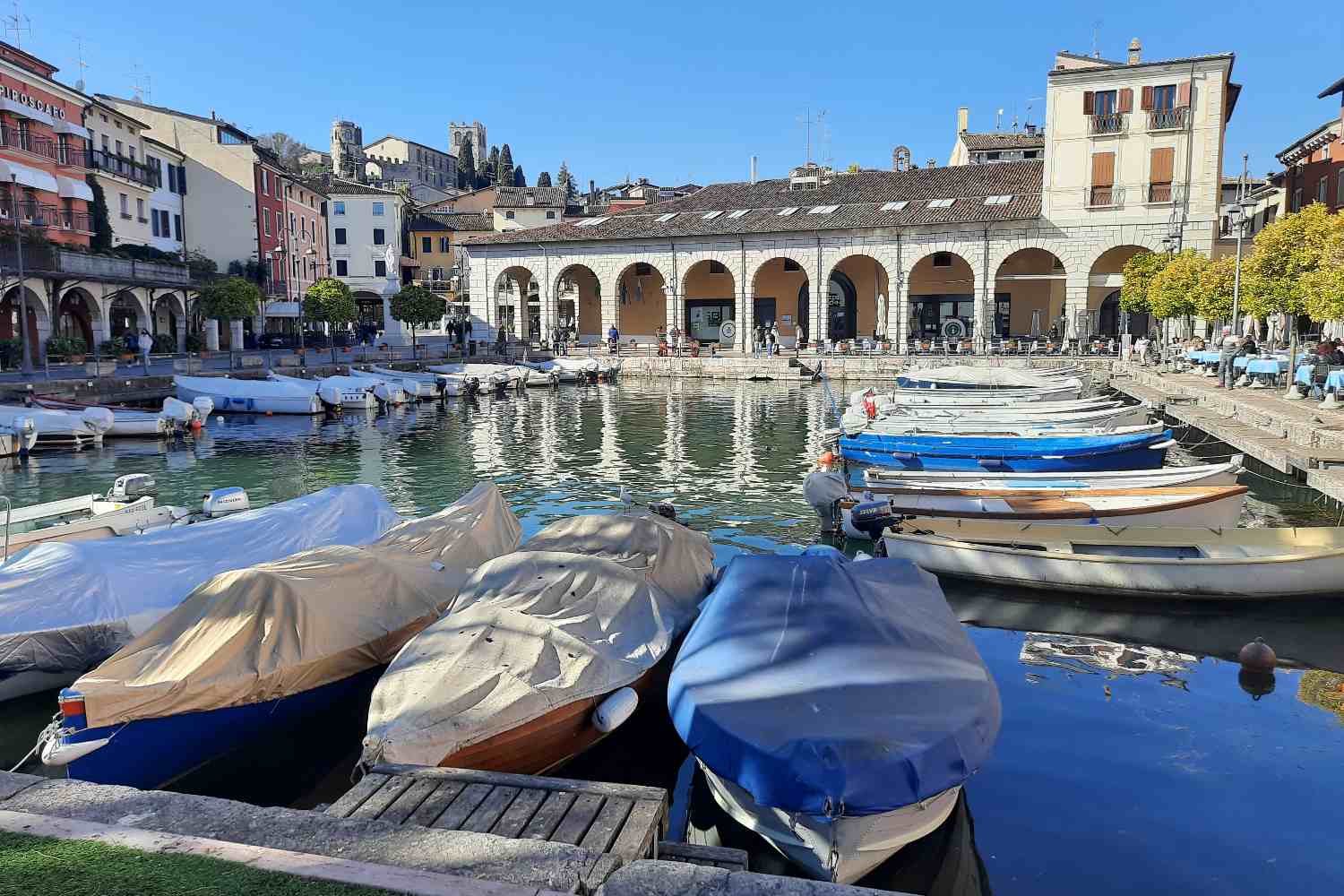 Cosa vedere sulla sponda lombarda del Lago di Garda. Itinerario tra Sirmione, Desenzano, Padenghe, Moniga, Salò e Gardone Riviera. Un viaggio unico lungo la Riviera dei Limoni che ti lascerà senza fiato