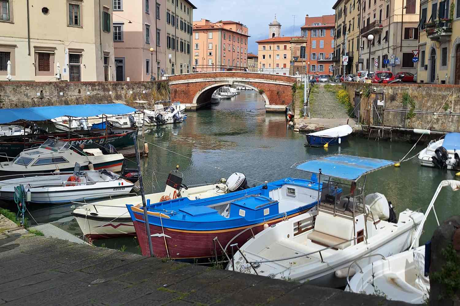 Livorno sorprende con canali, fortezze, mercati storici e terrazze sul mare: un itinerario autentico nella Toscana meno battuta dal turismo