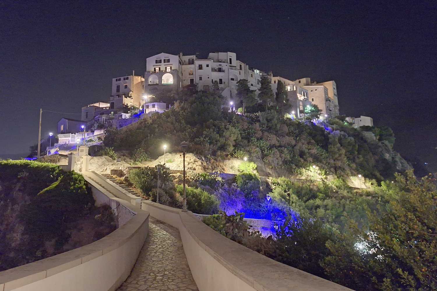 Sperlonga e Gaeta, le perle della Riviera di Ulisse: cosa vedere tra mare, borghi bianchi e i segreti della Montagna Spaccata.