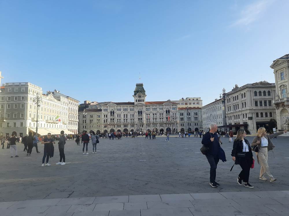 Trieste sorprende ad ogni passo: un viaggio tra piazze sul mare, caffè storici, castelli asburgici e panorami che cambiano volto a ogni soffio di Bora