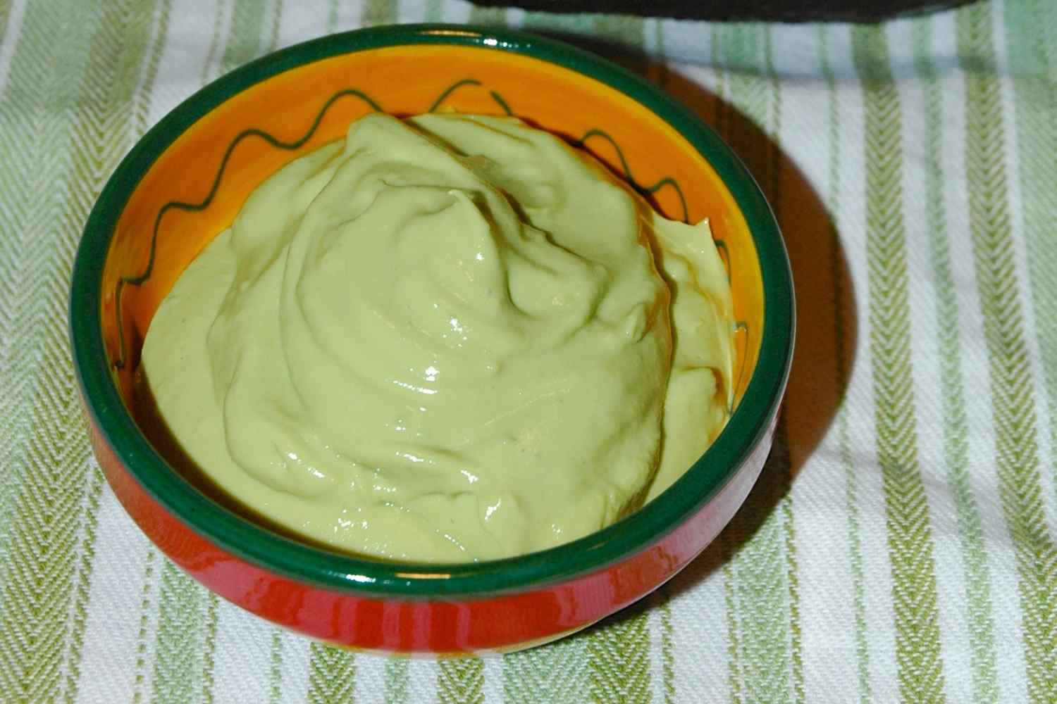 Sperimenta un'esplosione di sapori nutrienti con la nostra deliziosa crema di avocado al sesamo. Questa gustosa e salutare ricetta combina la cremosità dell'avocado maturo con il sesamo. L'abbinamento perfetto tra il frutto verde e setoso e l'aroma tostato del sesamo porterà una sinfonia di gusti alla vostra tavola.
