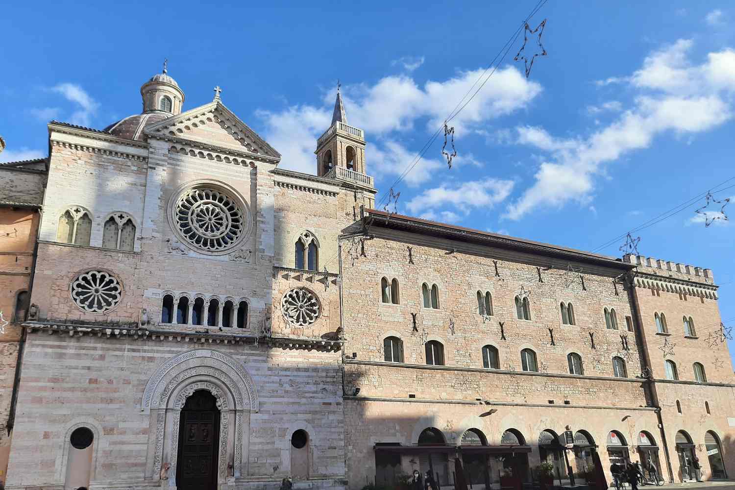 Cosa vedere a Foligno, la sorprendente città al centro del mondo: le tappe imperdibili tra arte barocca, l'eredità di Dante e misteri contemporanei