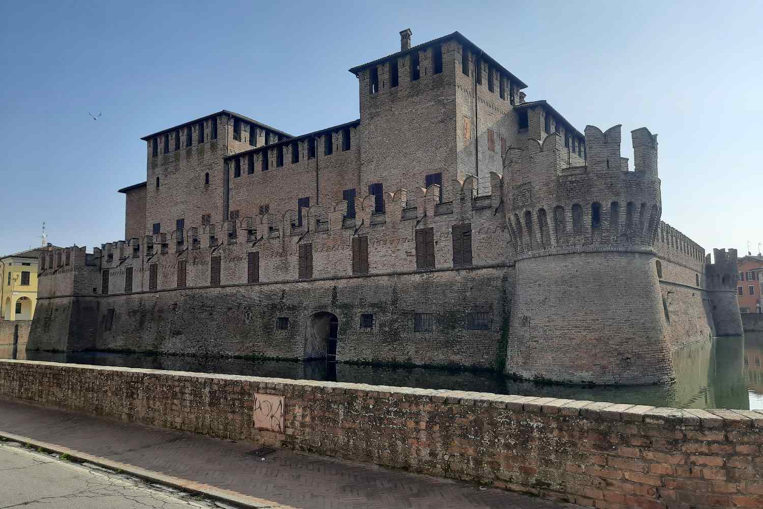 Cosa vedere a Fontanellato: il nostro itinerario alla scoperta della Rocca Sanvitale, i suoi gioielli medievali e il Santuario della Beata Vergine del Rosario