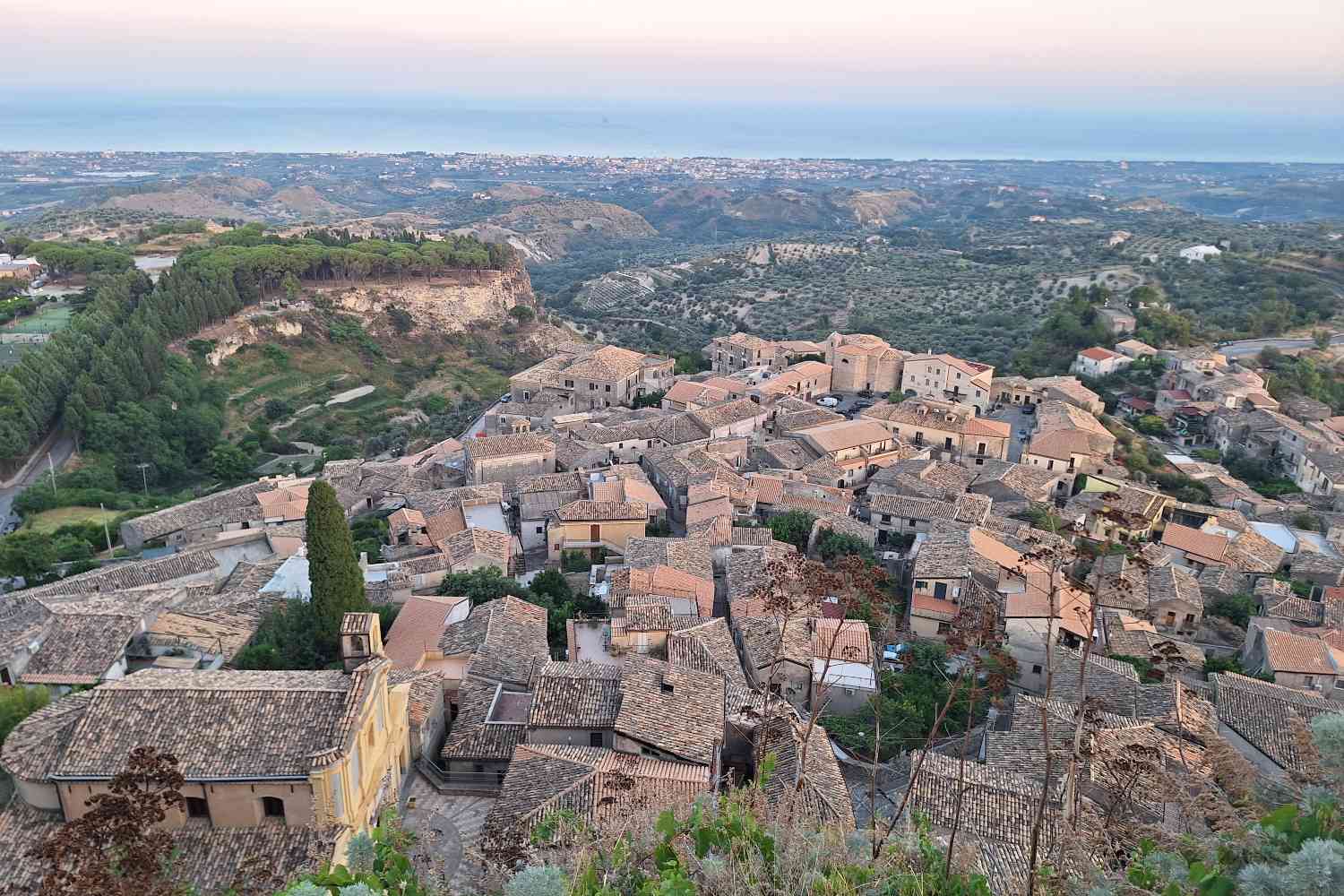 Scopriamo Gerace tra architetture bizantine, vicoli medievali e le cento chiese di Gerace: un magnifico borgo nel cuore della Calabria con scorci panoramici unici