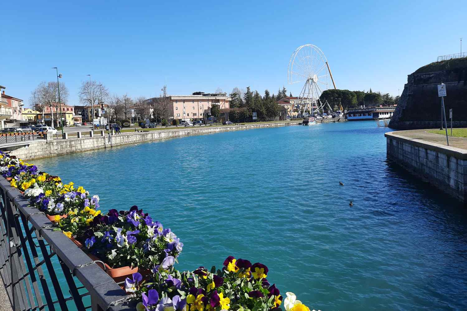 Cosa vedere sulla sponda veneta del Lago di Garda tra Peschiera, Lazise, Bardolino, Garda e Malcesine: un viaggio all’insegna di borghi magnifici e panorami scenografici sul lago