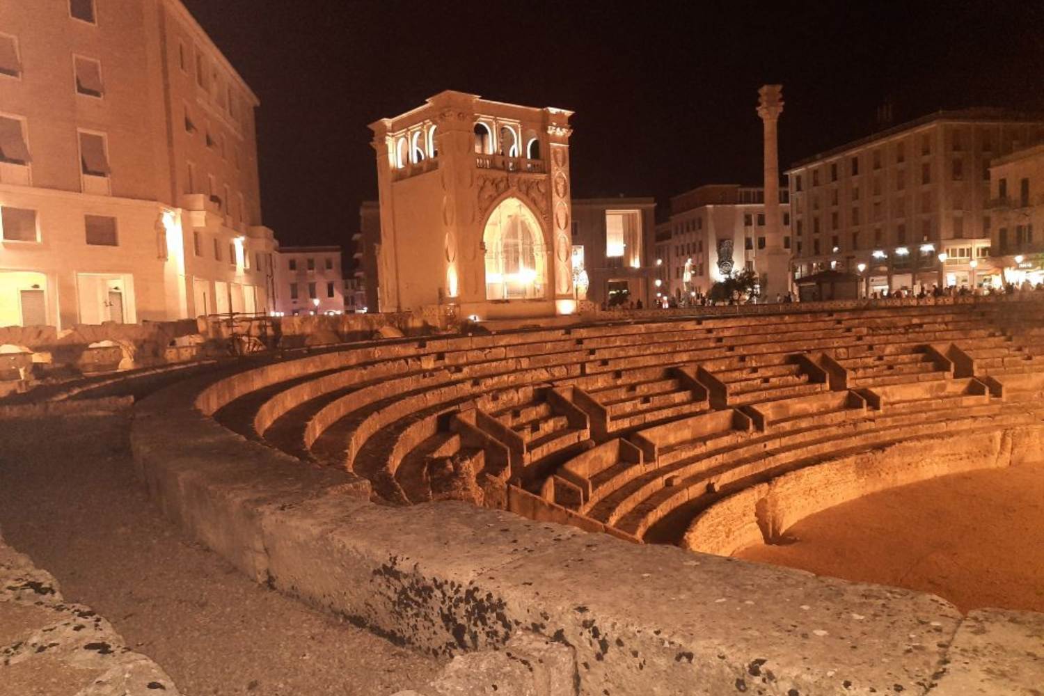 Abbiamo esplorato Lecce, la capitale del barocco in Italia. Il nostro itinerario serale tra la Basilica di Santa Croce, piazze storiche e i sapori autentici salentini