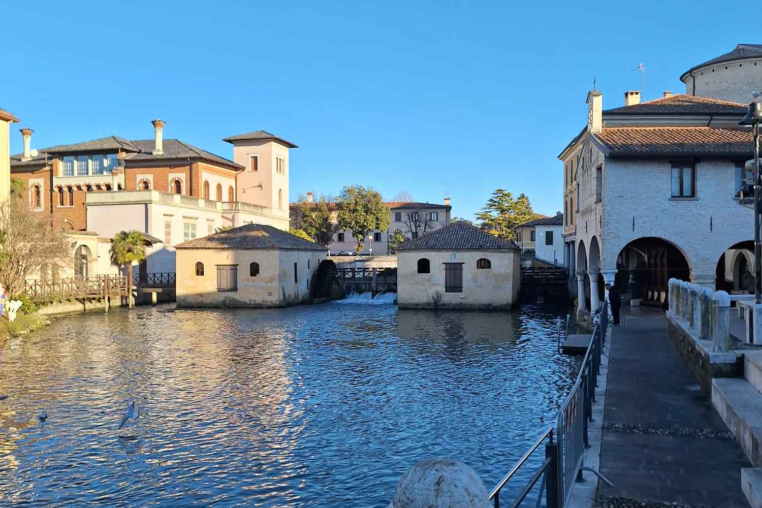 Pronti a scoprire Portogruaro? Cosa vedere in un giorno nel borgo fluviale veneto: un itinerario a piedi tra i mulini duecenteschi sul Lemene, i canali d'acqua e il campanile storto