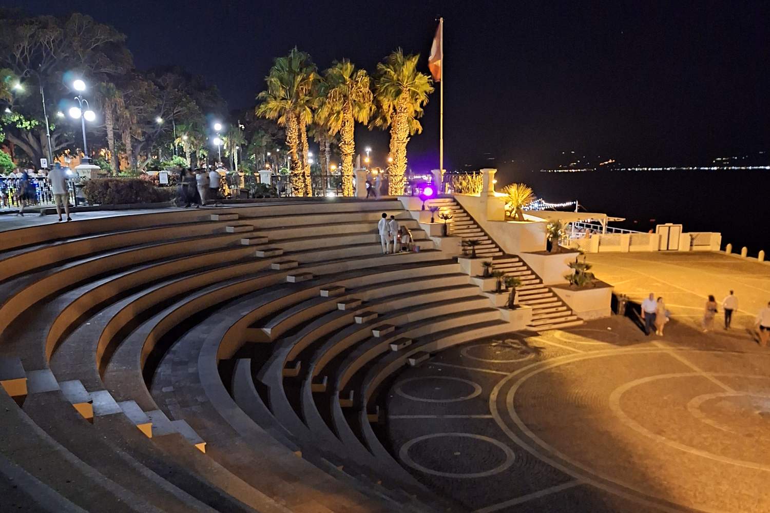 Ti porto con me a Reggio Calabria di sera tra il Lungomare Falcomatà, l'Arena dello Stretto, il Castello Aragonese e i segreti arabo-normanni del centro storico
