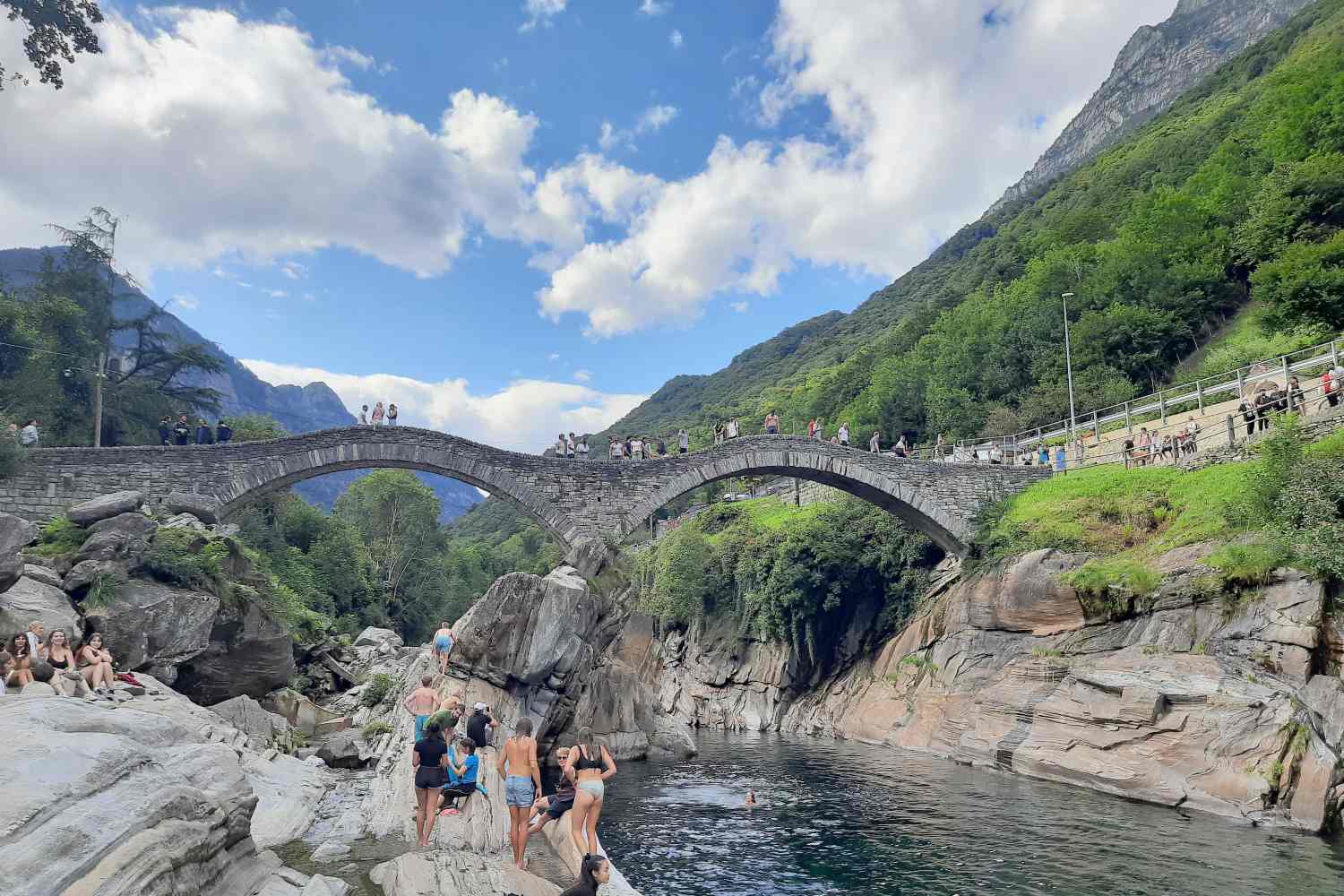 Alla scoperta della Valle Verzasca in Canton Ticino: dalla Diga di James Bond al Ponte dei Salti al Lavertezzo, attraversando i tipici borghi in pietra chiamati feriendorf. Un itinerario che resta nel cuore