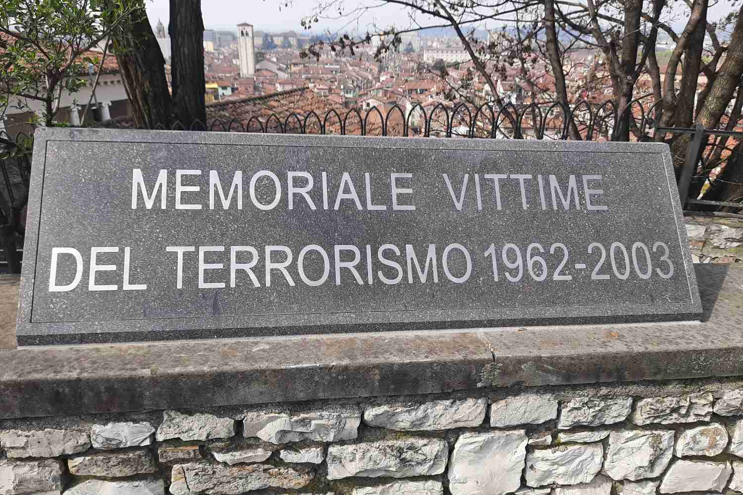 Siamo stati a Brescia, una città che non nasconde le sue ferite con le 441 pietre d'inciampo del Memoriale delle vittime del terrorismo che unisce Piazza della Loggia al suo Castello