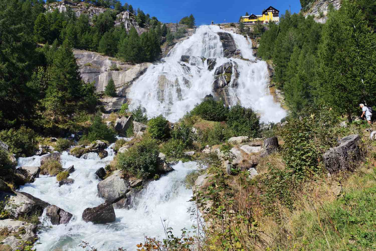Il nostro weekend indimenticabile in Val Formazza: prima una semplice escursione ad anello tra i riflessi alpini del Lago di Morasco a Riale e poi la visita alla maestosa Cascata del Toce con un salto di 143 metri