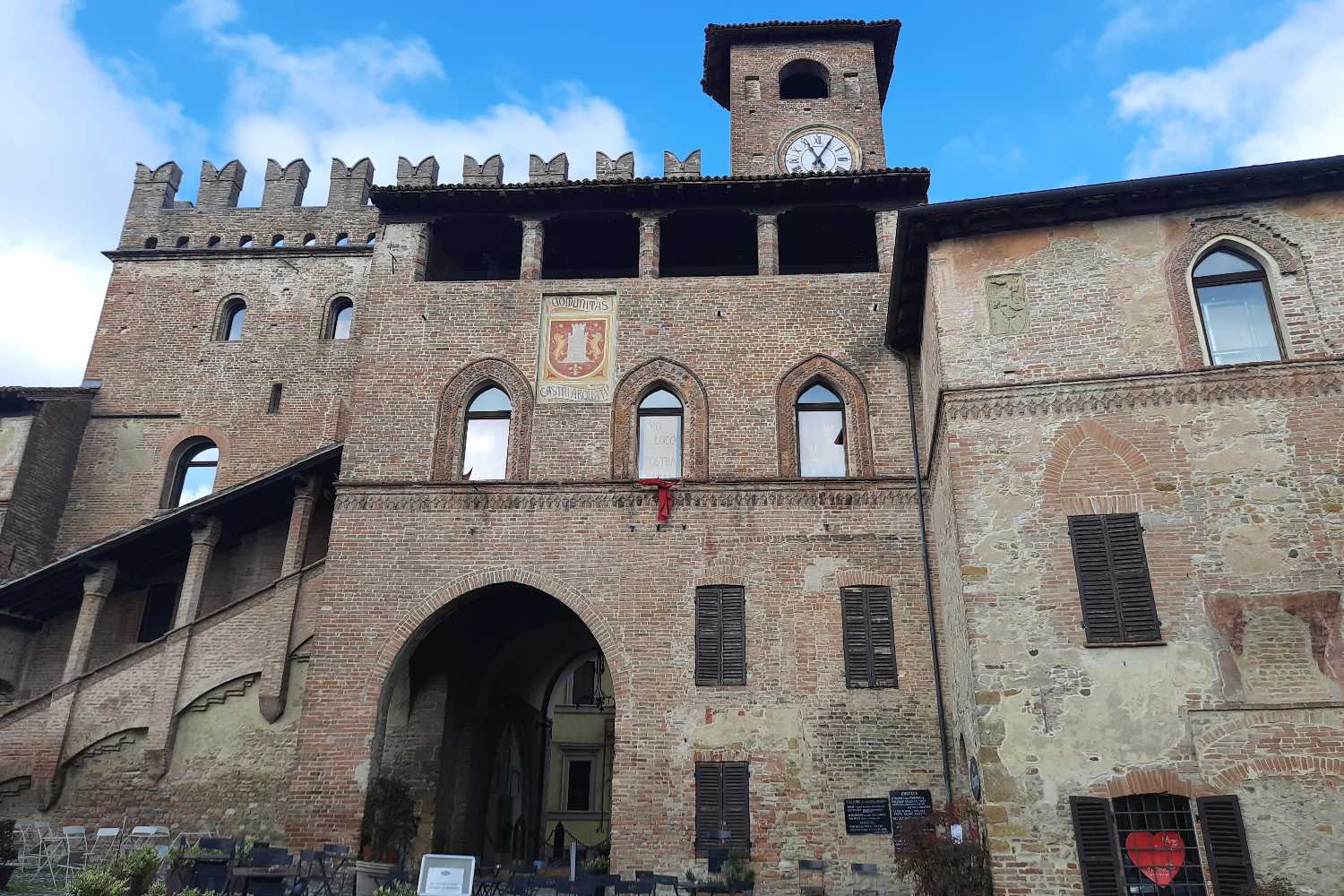 Castell’Arquato e Vigoleno: due borghi medievali immersi nelle colline del Piacentino tra rocche, mura, panorami e atmosfere senza tempo accompagnati dai sapori tipici di queste zone.