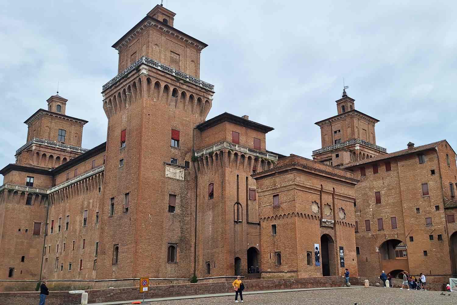 Fuga su due ruote a Ferrara: dal Castello Estense circondato dall'acqua alla splendida Addizione Erculea passando per i vicoli medievali, l'itinerario perfetto nella città delle biciclette