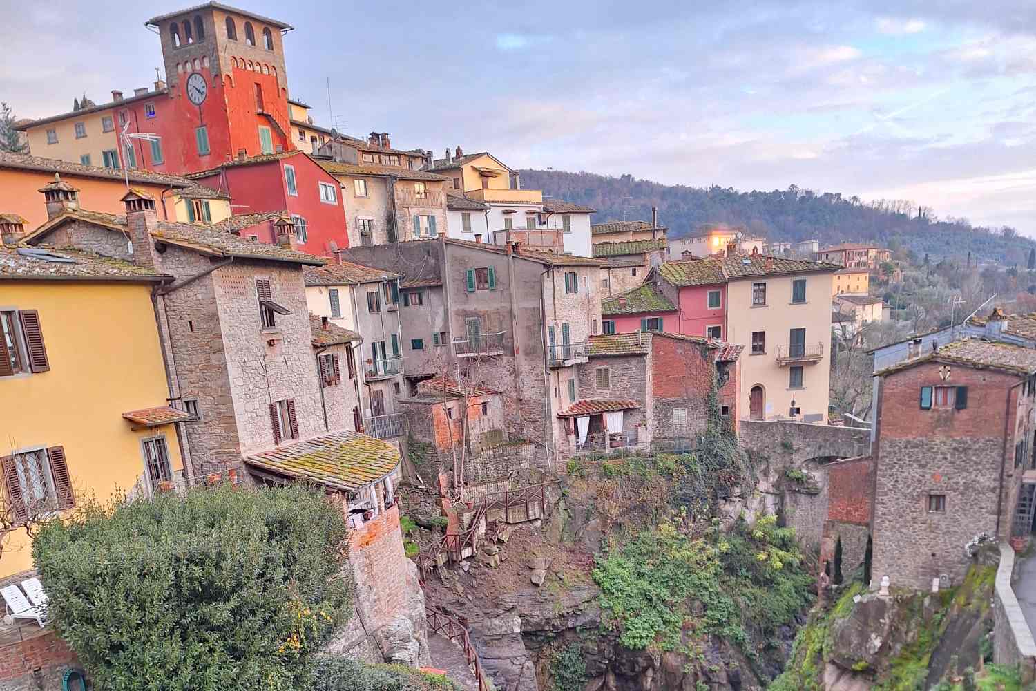 Siamo stati a Loro Ciuffenna: il racconto di una nostra gita tra il mulino più antico della Toscana e i ponti medievali di questo magnifico borgo aretino colorato