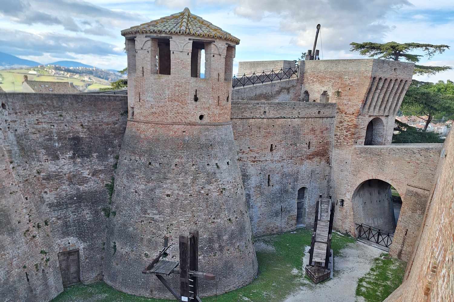 Il nostro viaggio tra i borghi più nascosti delle Marche: un itinerario alla scoperta di Mondavio, Cossignano, Offida e Montecassiano tra fortezze, architetture rinascimentali, arte e tradizioni