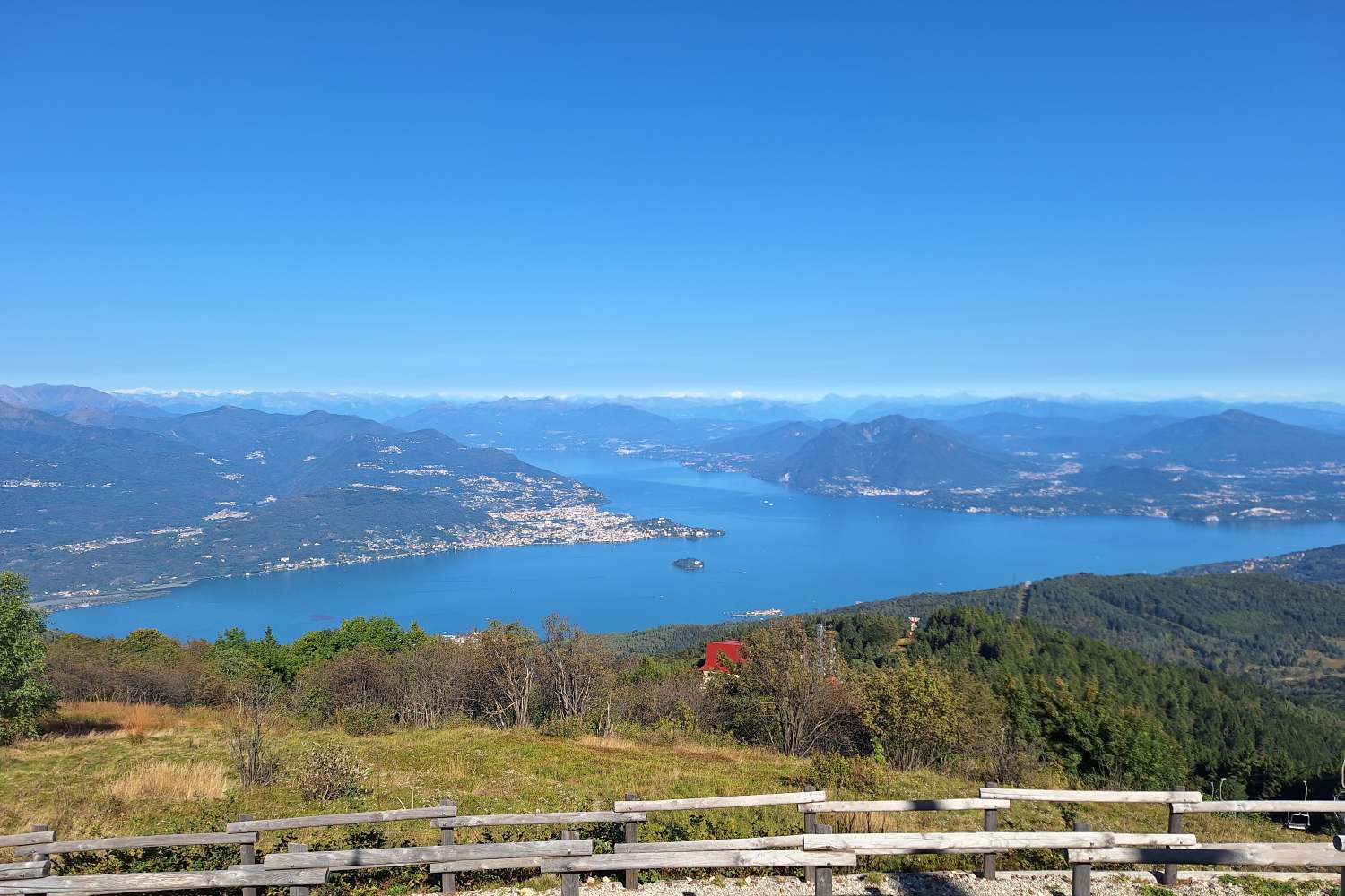 Siamo saliti sulla vetta del Mottarone: un itinerario panoramico con una vista mozzafiato e unica a 1.492 metri d'altezza che abbraccia ben sette laghi e la catena delle Alpi