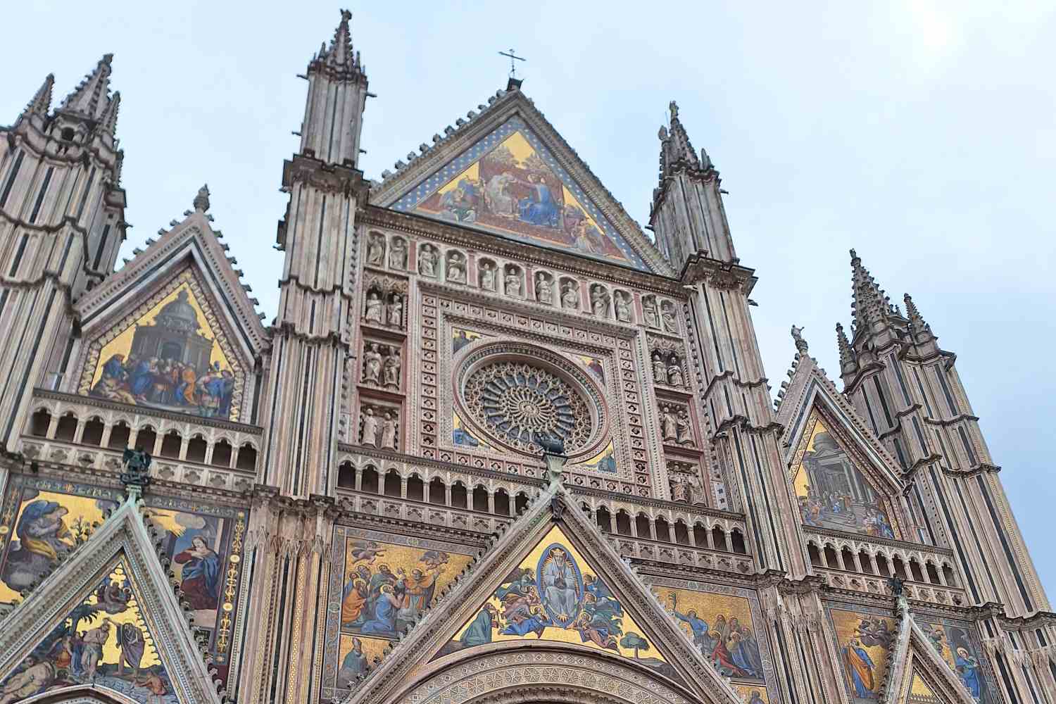 Sospesa su una rupe di tufo, Orvieto ci ha svelato i suoi segreti. Dal capolavoro gotico del Duomo al Pozzo di San Patrizio fino alla splendida Piazza del Popolo, ci siamo immersi in questa perla dell’Umbria