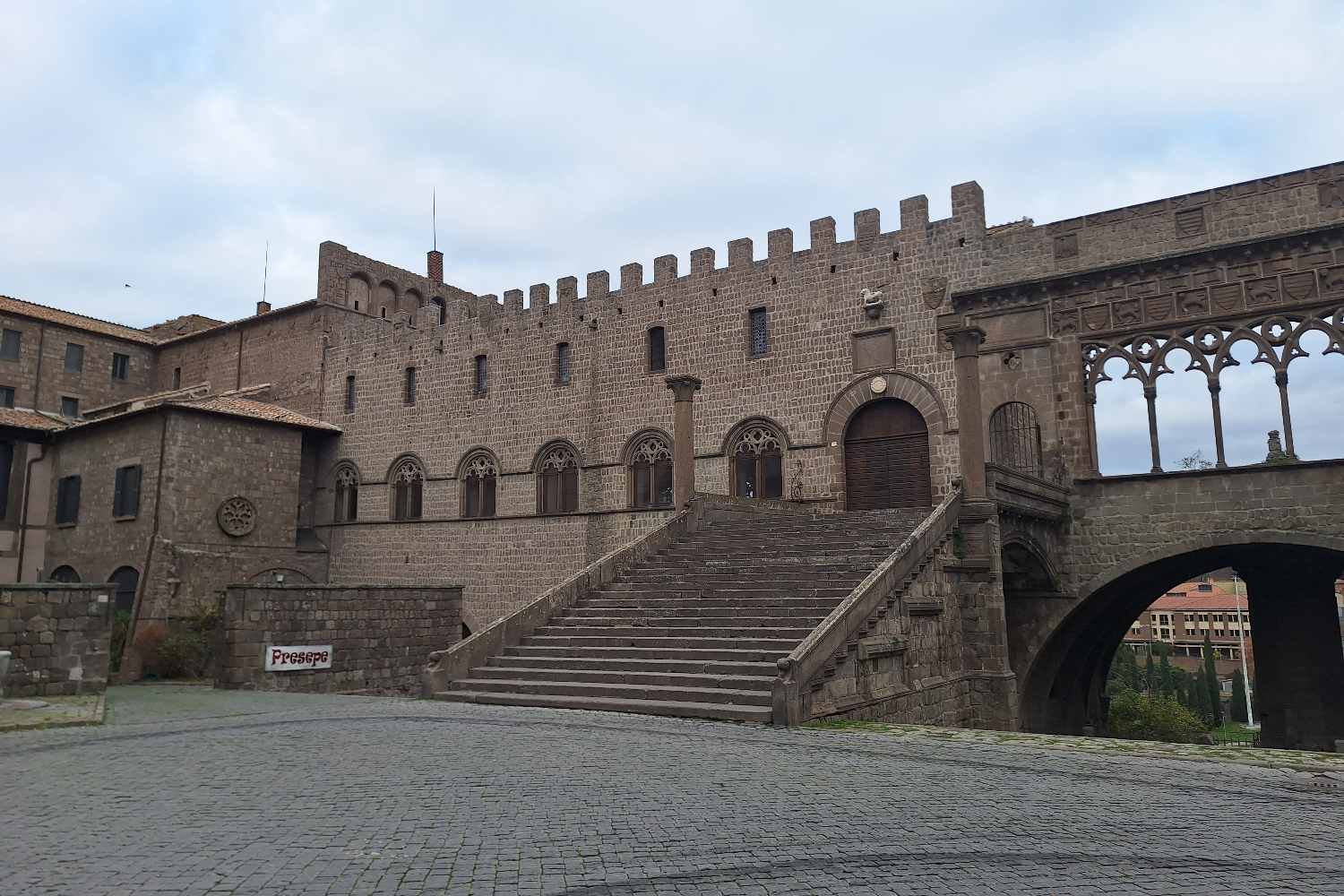Un viaggio emozionante nel cuore della Tuscia: esploriamo Viterbo con il centro medievale più grande d'Europa, le incredibili storie del Palazzo dei Papi e il relax termale alle Piscine Carletti