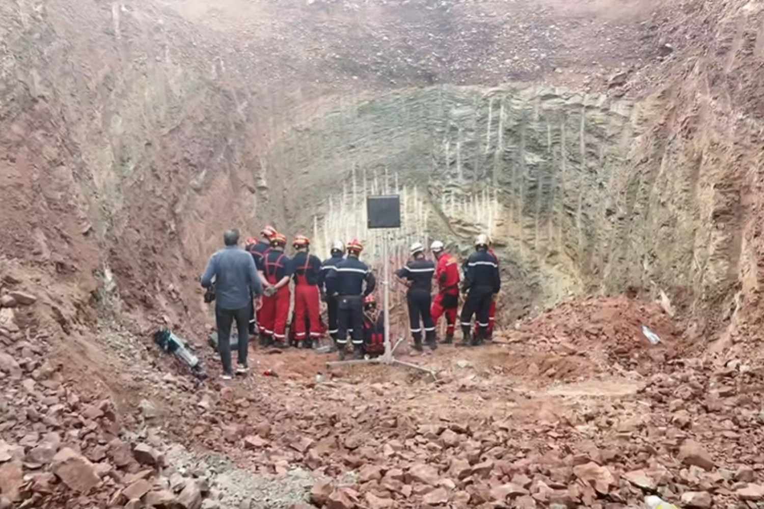 bimbo bloccato in un pozzo
