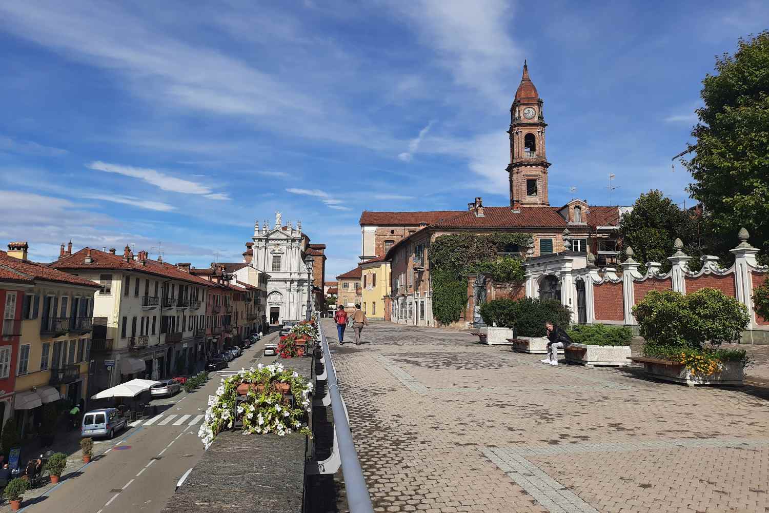 Il nostro itinerario alla scoperta delle meraviglie del Cuneese: un percorso tra i borghi medievali di Cherasco, Bra, Mondovì e Fossano dove la storia millenaria si intreccia con panorami alpini mozzafiato e tradizioni d'eccellenza