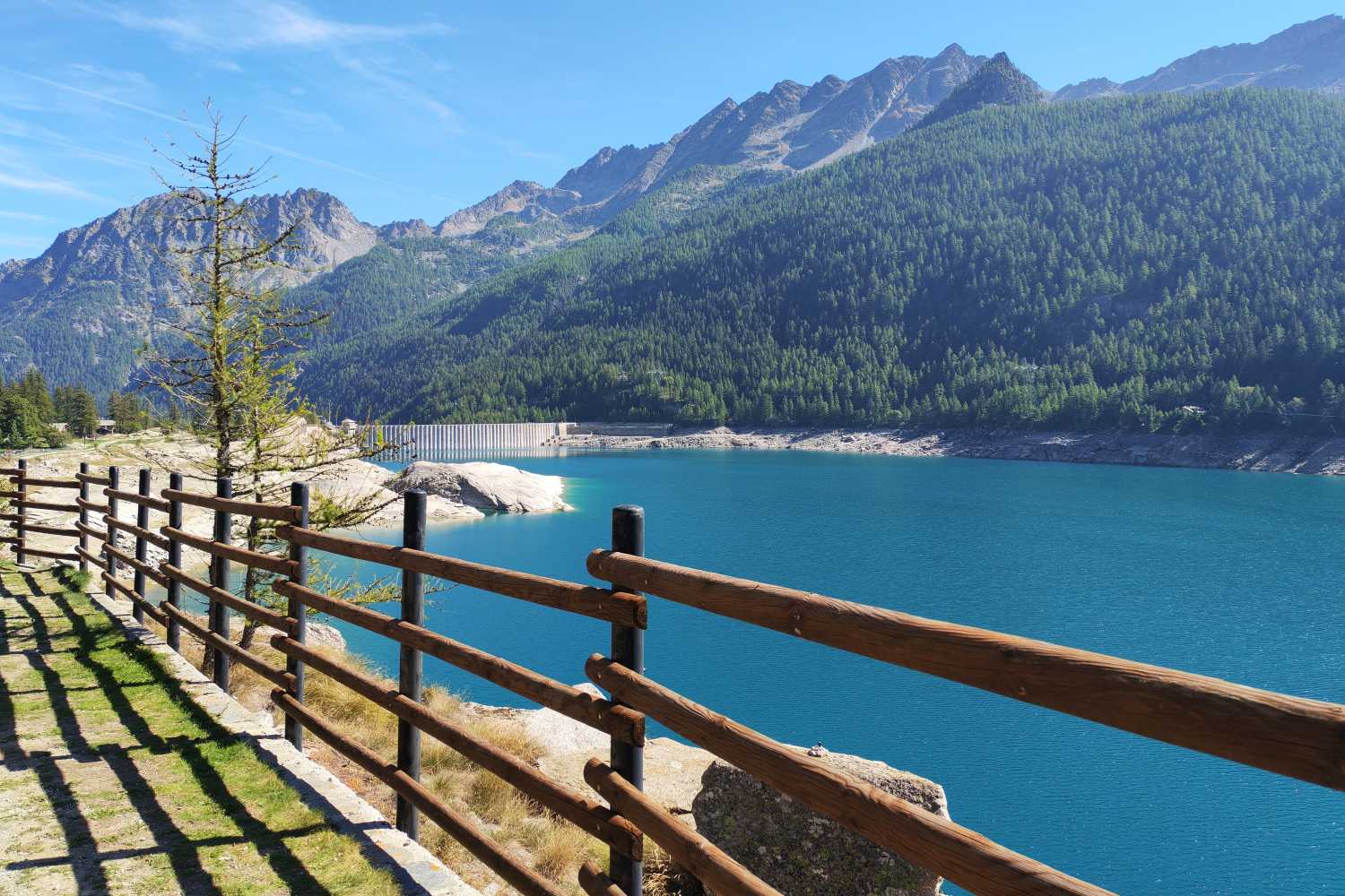 Abbiamo pedalato intorno al Lago di Ceresole Reale nel Parco del Gran Paradiso tra acque blu, boschi freschi e la maestosa diga della Valle Orco e siamo rimasti senza fiato di fronte alla magnifica cascata di Noasca con il suo salto alto 32 metri