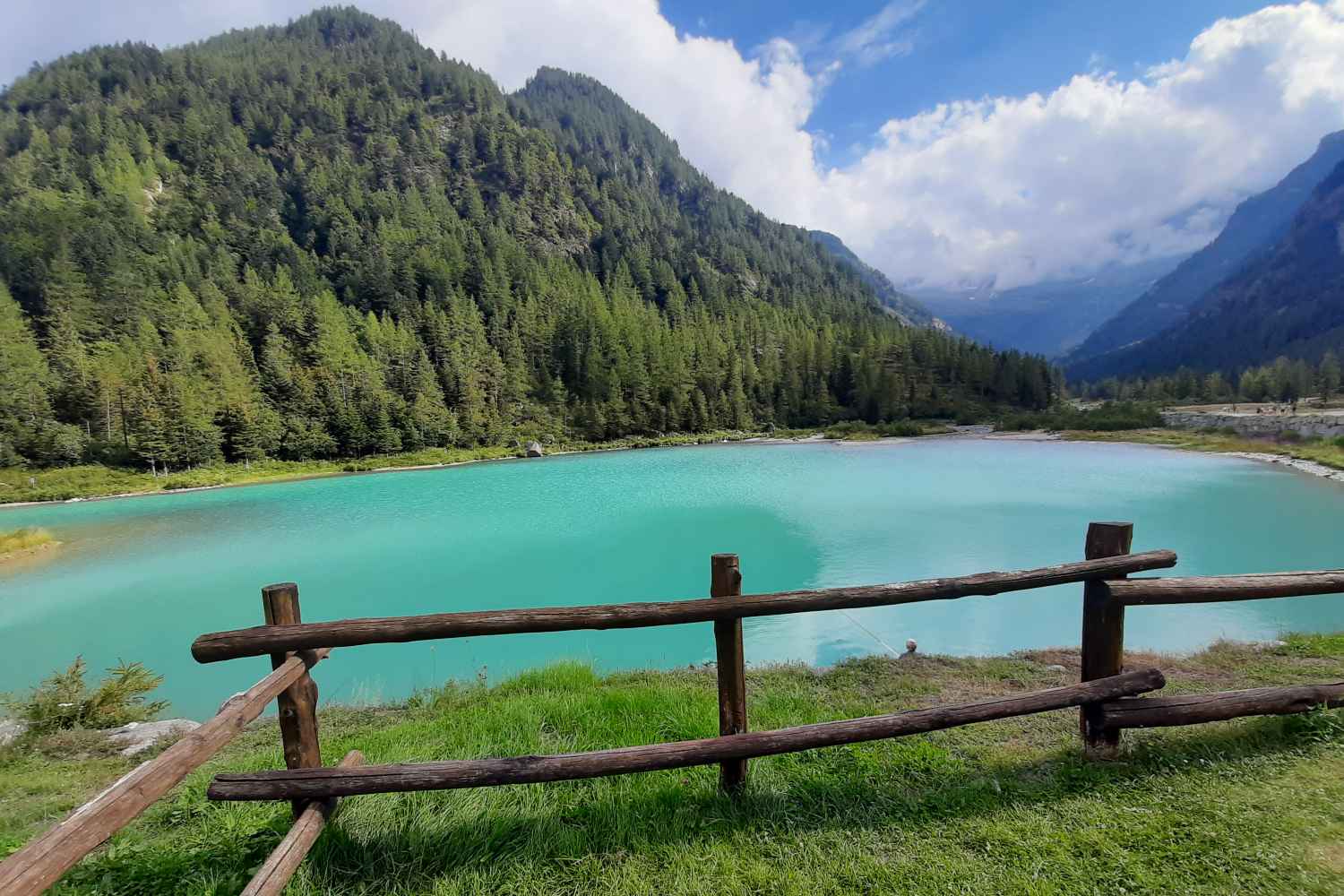 Siamo stati ai piedi del Monte Rosa alla scoperta di Macugnaga con il suo Dorf che sembra essere rimasto fermo nel tempo e le acque color smeraldo del Lago delle Fate animato da leggende antichissime