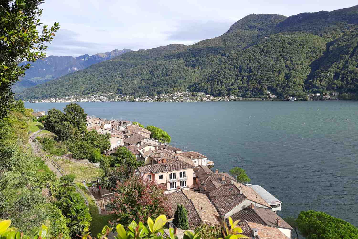 Siamo stati a Morcote sul Lago di Lugano, il borgo più bello della Svizzera con la chiesa di Santa Maria del Sasso e viste mozzafiato dopo una scalinata di oltre 400 gradini