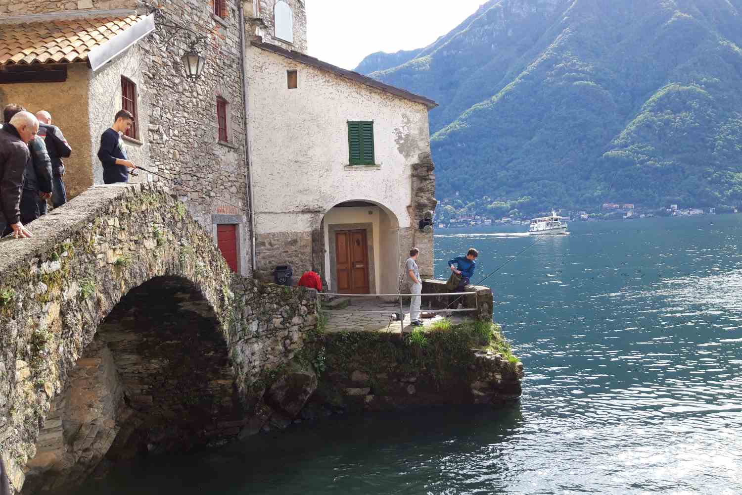Siamo stati all’Orrido di Nesso, il borgo incastonato nella roccia sul Lago di Como dove una cascata di 200 metri e il leggendario Ponte della Civera regalano uno scorcio che sembra uscito da una cartolina