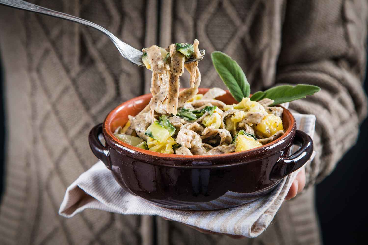 Scopri la ricetta tipica valtellinese dei pizzoccheri fatti in casa e la sua deliziosa variante vegan, per un piatto tradizionale e gustoso adatto a tutti.