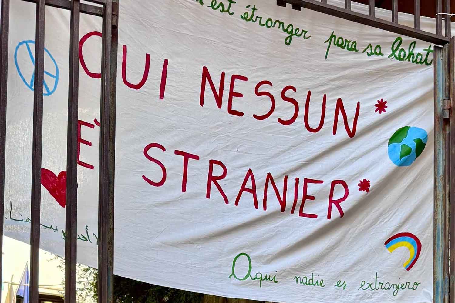 Scuola Genova striscione