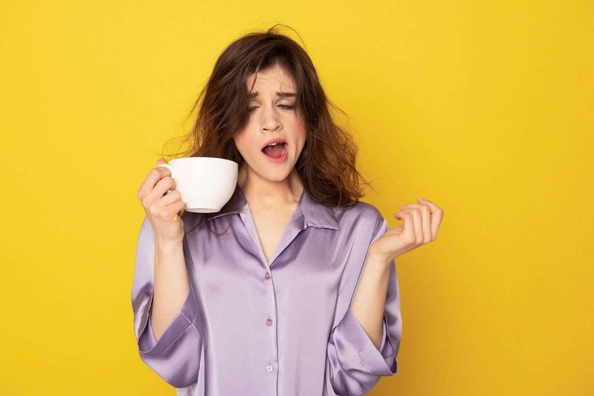 bere caffè a stomaco vuoto effetti