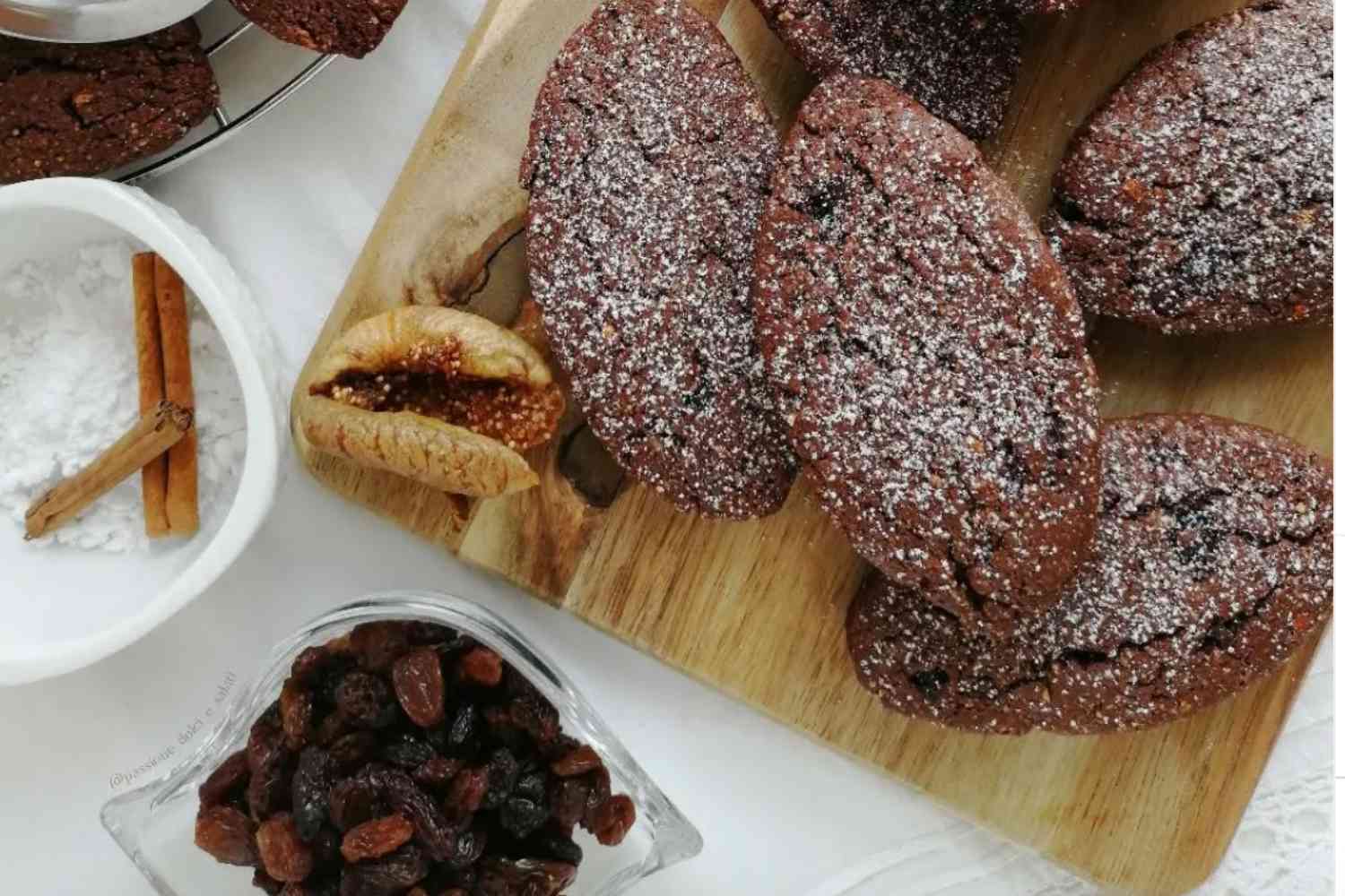 Si prepara in Lombardia, ma anche in Liguria e in Piemonte, e ogni regione rivisita la ricetta a modo proprio. Scopriamo le origini dei curiosi biscotti dei morti