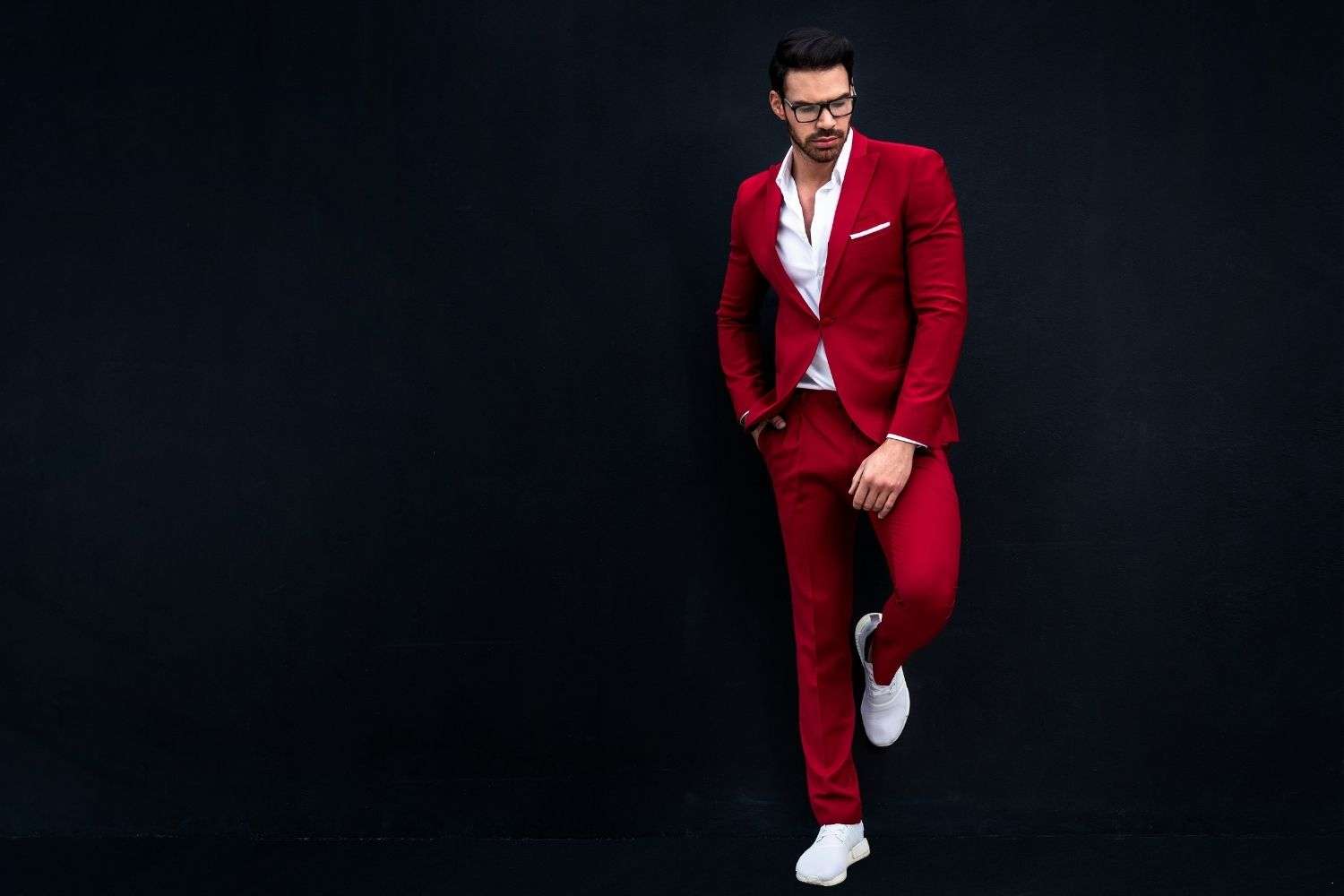 uomo vestito rosso attrae donne